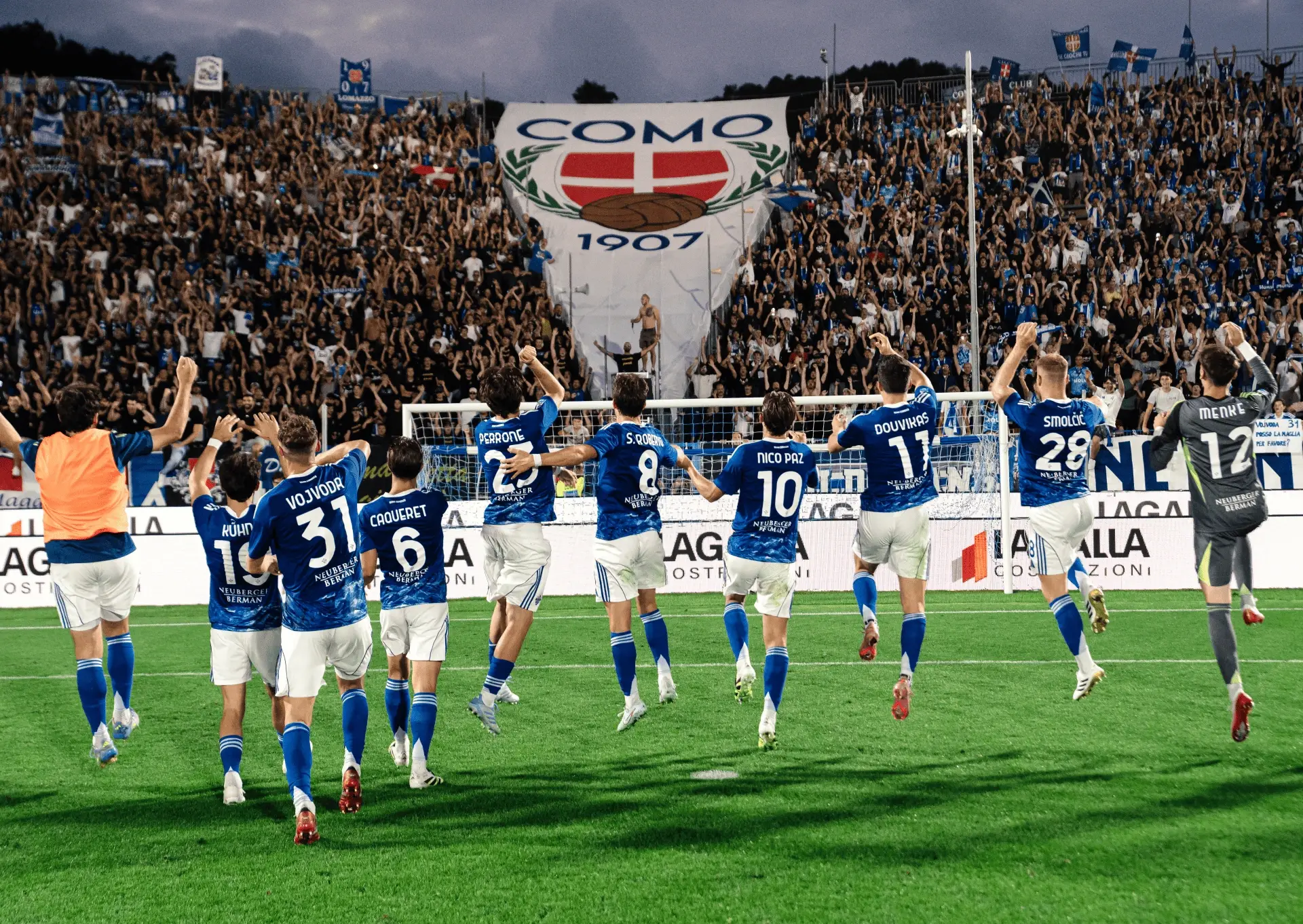 <p style="text-align: center;"><span style="font-size: 24px; font-family: Montserrat;"><strong>Vivi Al Massimo Il Como 1907,</strong></span><span style="font-size: 24px; font-family: Montserrat;"><strong><br>Più Di Una Squadra, Un’esperienza.</strong></span></p> background