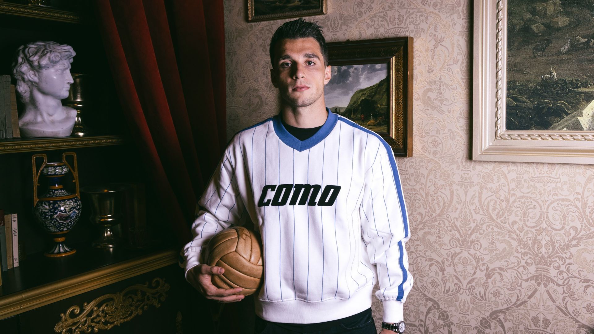 Tasos Douvikas rinnova il suo contratto con il Como 1907 fino al 2031