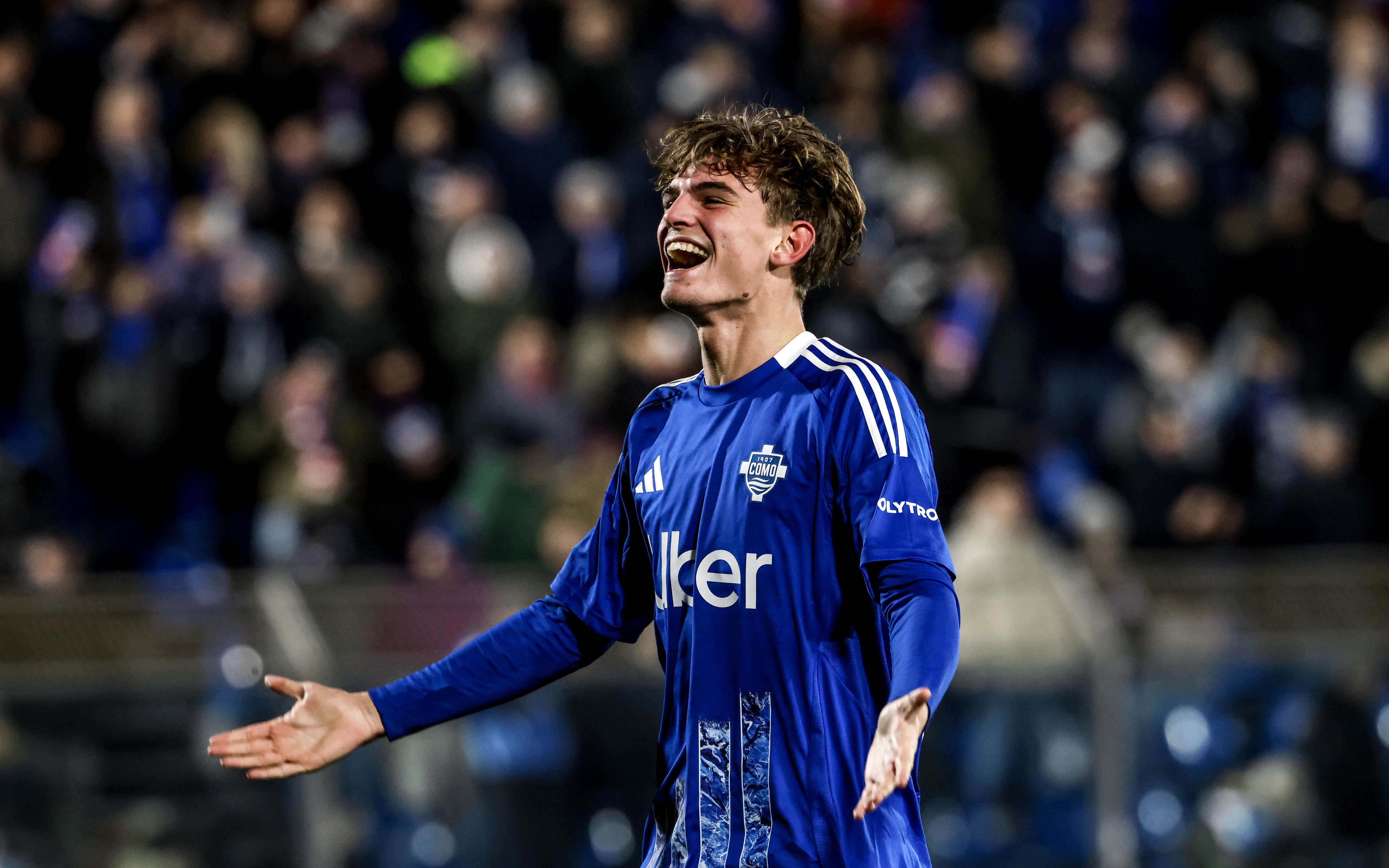 Nico Paz segna il gol del 2-0 contro l'AS Roma - Como 1907